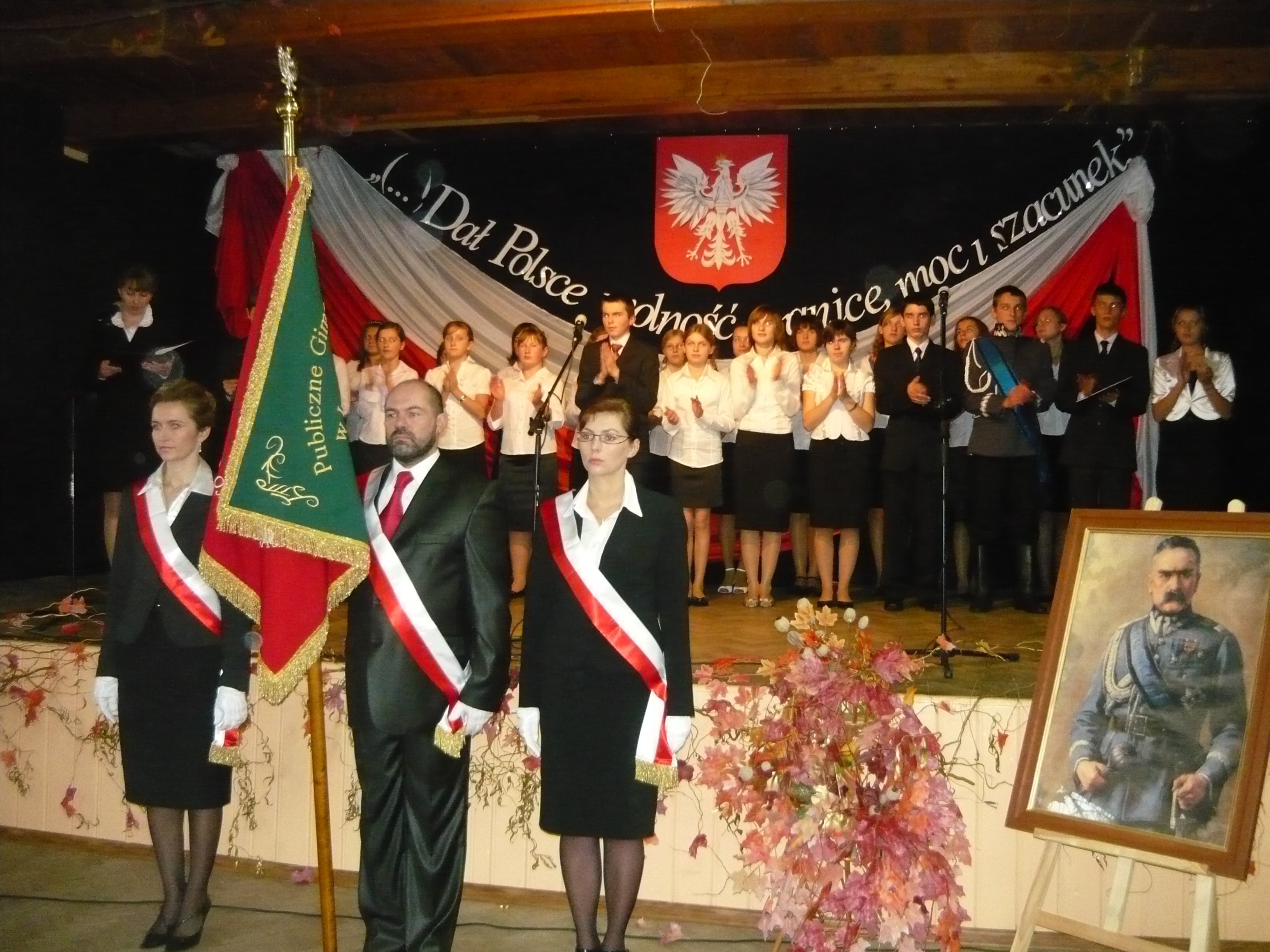 Marsza�ek J�zef Pi�skudskie patronem Gimnazjum w Iwaniskach